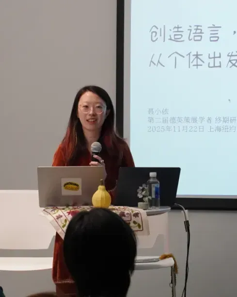 创造语言，创造世界：从个体出发的自我策动